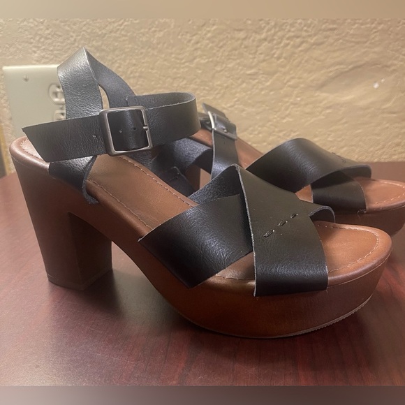 Universal Thread Black and Brown Platform Sandals with Crisscross Straps - Picture 1 of 11